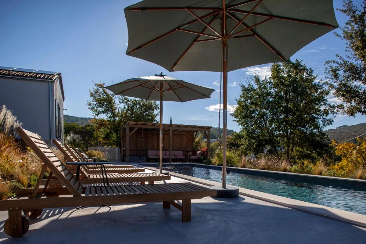 Two villas in lush countryside, Aufnahme 2